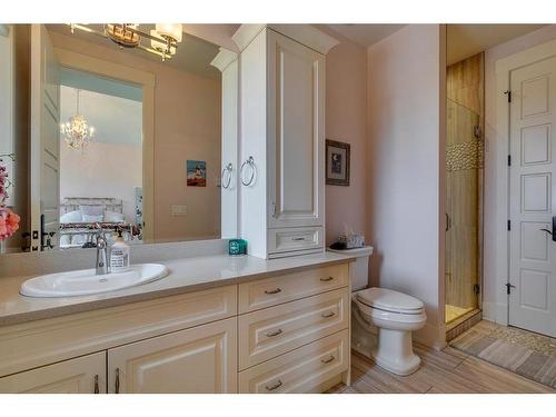 915 24 Avenue Nw, Calgary, AB - Indoor Photo Showing Bathroom