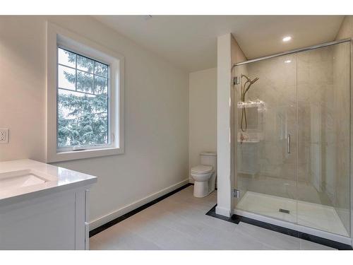 915 24 Avenue Nw, Calgary, AB - Indoor Photo Showing Bathroom