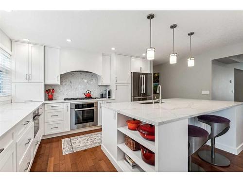 2720 Richmond Road Sw, Calgary, AB - Indoor Photo Showing Kitchen With Upgraded Kitchen