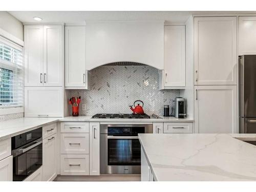 2720 Richmond Road Sw, Calgary, AB - Indoor Photo Showing Kitchen With Upgraded Kitchen