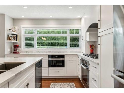 2720 Richmond Road Sw, Calgary, AB - Indoor Photo Showing Kitchen With Upgraded Kitchen