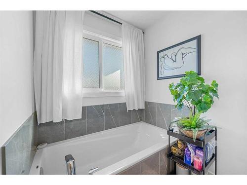 171 Red Sky Crescent Ne, Calgary, AB - Indoor Photo Showing Bathroom