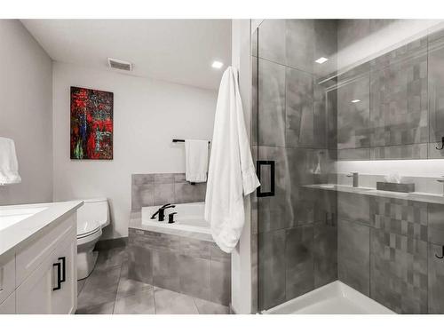 203-59 22 Avenue Sw, Calgary, AB - Indoor Photo Showing Bathroom