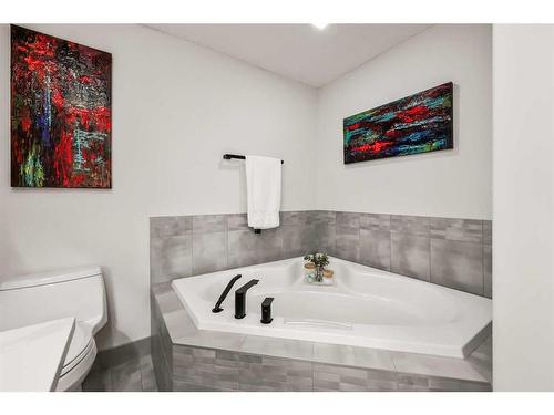 203-59 22 Avenue Sw, Calgary, AB - Indoor Photo Showing Bathroom