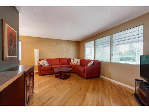 4148 42 Street Sw, Calgary, AB - Indoor Photo Showing Living Room