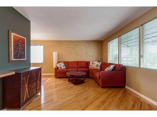 4148 42 Street Sw, Calgary, AB - Indoor Photo Showing Living Room