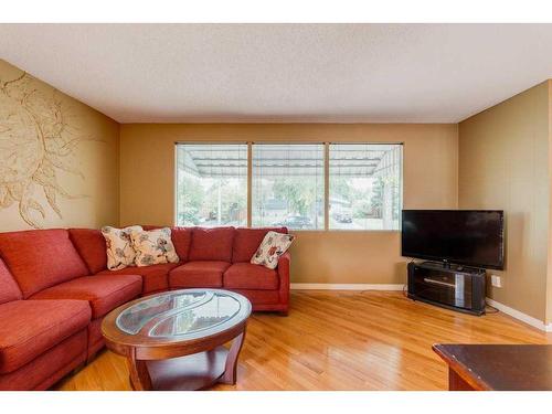 4148 42 Street Sw, Calgary, AB - Indoor Photo Showing Living Room