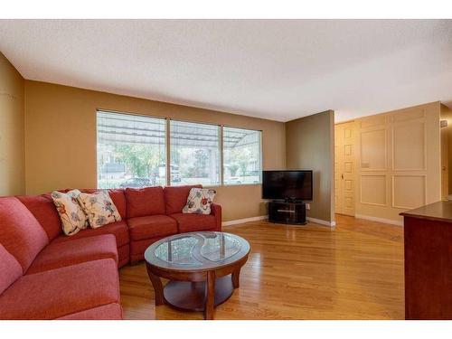 4148 42 Street Sw, Calgary, AB - Indoor Photo Showing Living Room