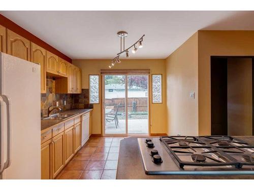 4148 42 Street Sw, Calgary, AB - Indoor Photo Showing Kitchen