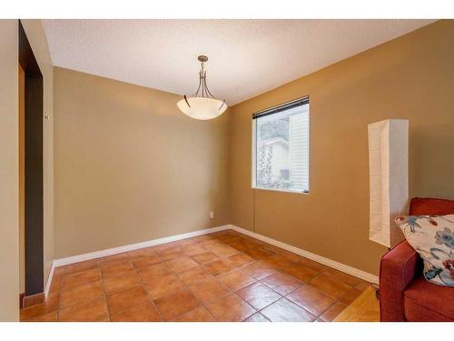 4148 42 Street Sw, Calgary, AB - Indoor Photo Showing Other Room