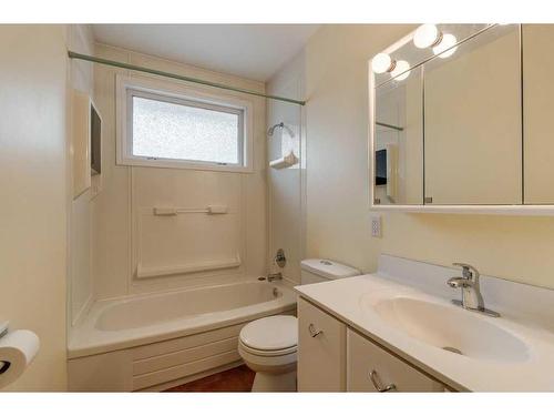 4148 42 Street Sw, Calgary, AB - Indoor Photo Showing Bathroom