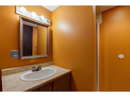 4148 42 Street Sw, Calgary, AB - Indoor Photo Showing Bathroom