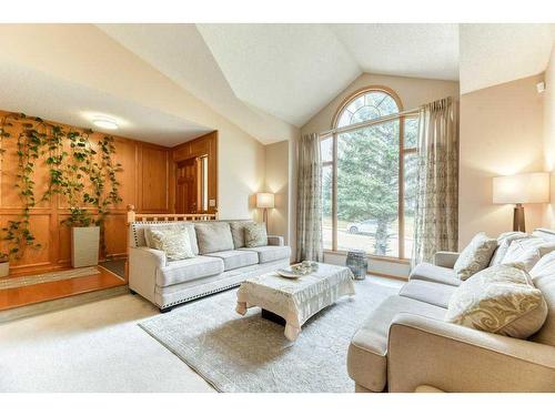 86 Hawkdale Circle Nw, Calgary, AB - Indoor Photo Showing Living Room