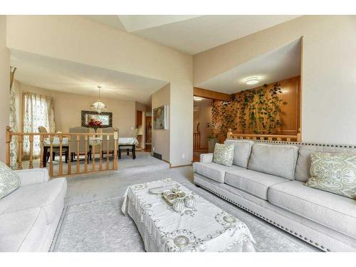 86 Hawkdale Circle Nw, Calgary, AB - Indoor Photo Showing Living Room