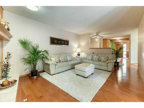 86 Hawkdale Circle Nw, Calgary, AB - Indoor Photo Showing Living Room