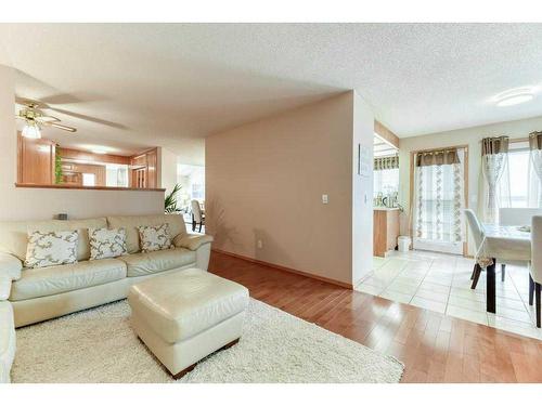 86 Hawkdale Circle Nw, Calgary, AB - Indoor Photo Showing Living Room