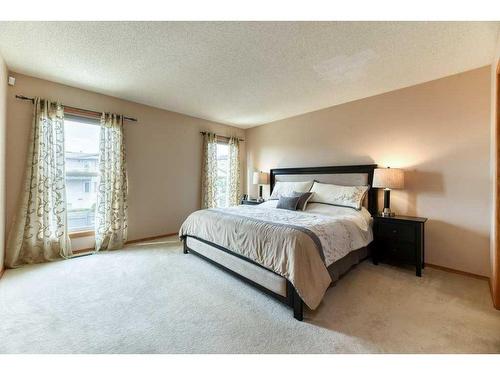 86 Hawkdale Circle Nw, Calgary, AB - Indoor Photo Showing Bedroom