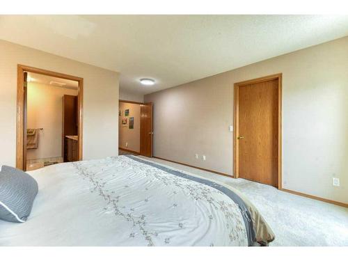 86 Hawkdale Circle Nw, Calgary, AB - Indoor Photo Showing Bedroom