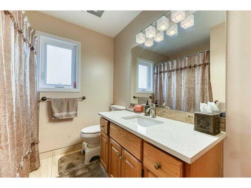 86 Hawkdale Circle Nw, Calgary, AB - Indoor Photo Showing Bathroom