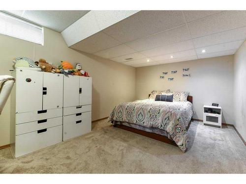 86 Hawkdale Circle Nw, Calgary, AB - Indoor Photo Showing Bedroom