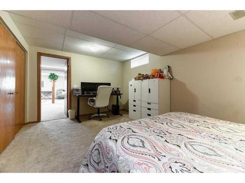 86 Hawkdale Circle Nw, Calgary, AB - Indoor Photo Showing Bedroom