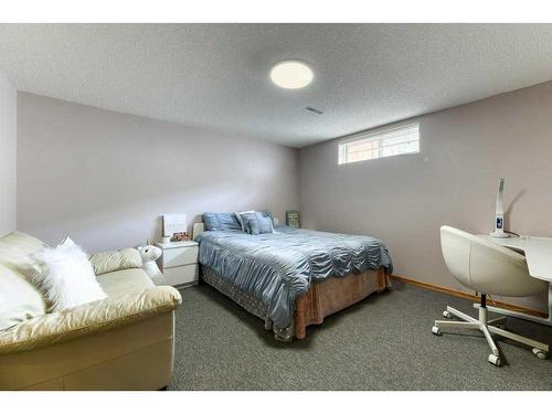 86 Hawkdale Circle Nw, Calgary, AB - Indoor Photo Showing Bedroom