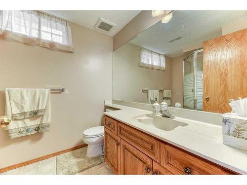 86 Hawkdale Circle Nw, Calgary, AB - Indoor Photo Showing Bathroom