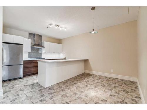 5220 Montalban Avenue Nw, Calgary, AB - Indoor Photo Showing Kitchen