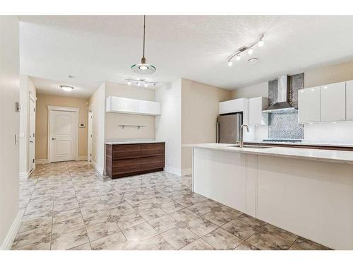 5220 Montalban Avenue Nw, Calgary, AB - Indoor Photo Showing Kitchen