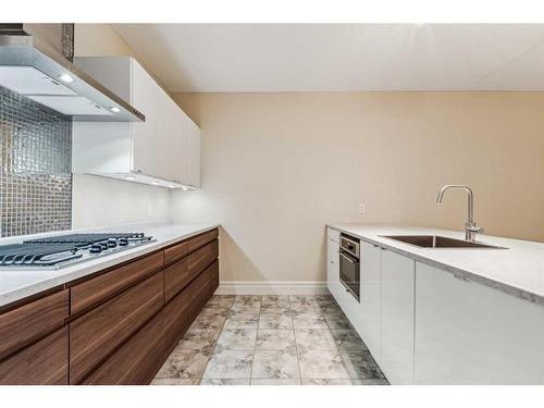 5220 Montalban Avenue Nw, Calgary, AB - Indoor Photo Showing Kitchen