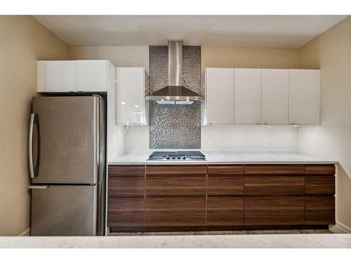 5220 Montalban Avenue Nw, Calgary, AB - Indoor Photo Showing Kitchen