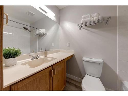 521 Hawkstone Drive Nw, Calgary, AB - Indoor Photo Showing Bathroom