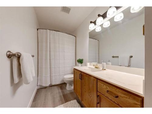 521 Hawkstone Drive Nw, Calgary, AB - Indoor Photo Showing Bathroom