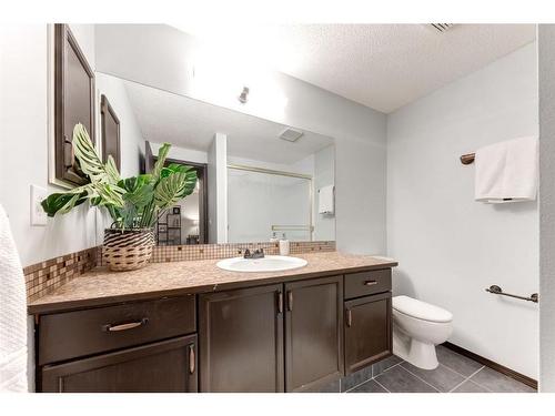 521 Hawkstone Drive Nw, Calgary, AB - Indoor Photo Showing Bathroom