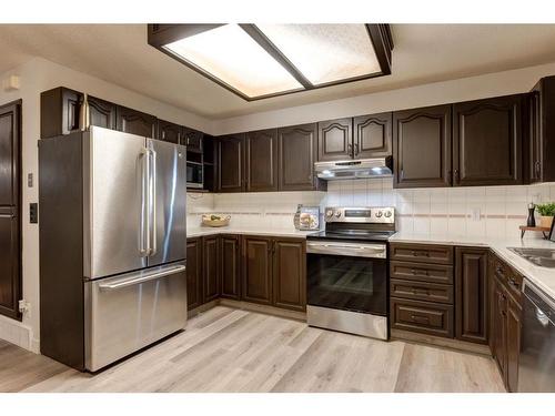 521 Hawkstone Drive Nw, Calgary, AB - Indoor Photo Showing Kitchen