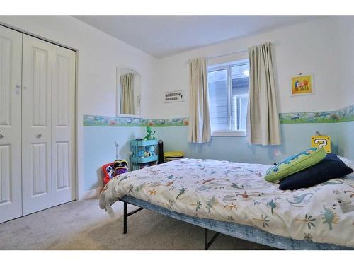 324 Evansborough Way Nw, Calgary, AB - Indoor Photo Showing Bedroom