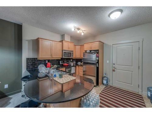 2609-11811 Lake Fraser Drive Se, Calgary, AB - Indoor Photo Showing Kitchen