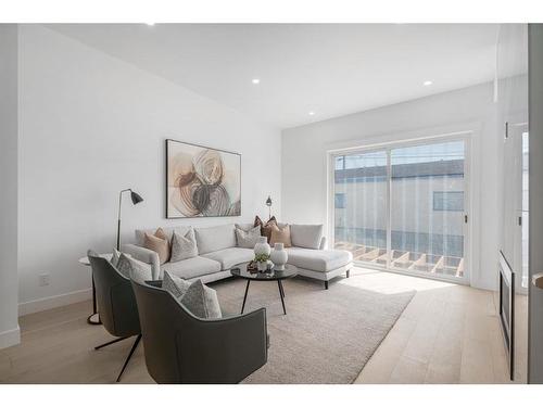 2612 31 Street Sw, Calgary, AB - Indoor Photo Showing Living Room