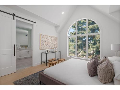 2612 31 Street Sw, Calgary, AB - Indoor Photo Showing Bedroom