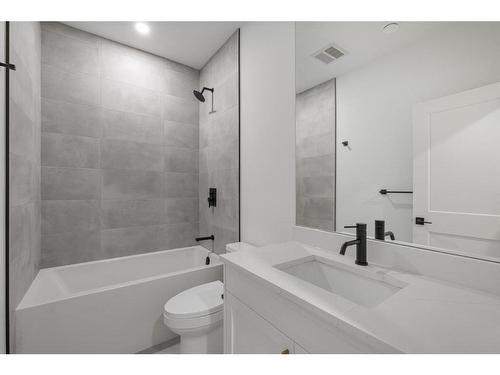 2612 31 Street Sw, Calgary, AB - Indoor Photo Showing Bathroom