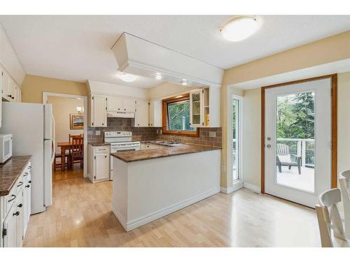 119 Oakside Place Sw, Calgary, AB - Indoor Photo Showing Kitchen