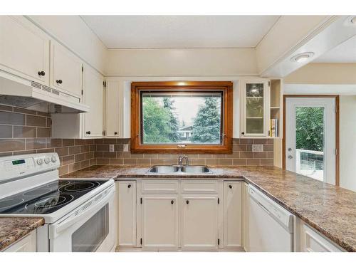 119 Oakside Place Sw, Calgary, AB - Indoor Photo Showing Kitchen With Double Sink