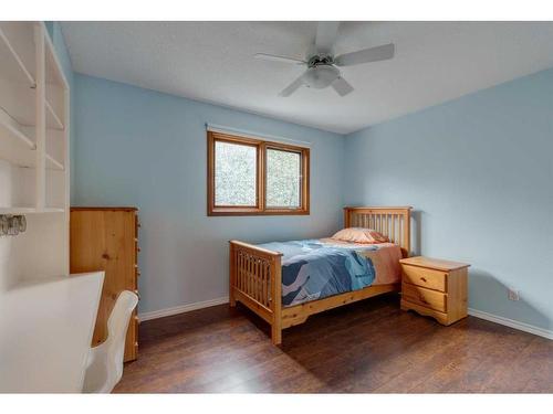 119 Oakside Place Sw, Calgary, AB - Indoor Photo Showing Bedroom