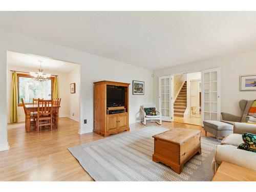 119 Oakside Place Sw, Calgary, AB - Indoor Photo Showing Living Room