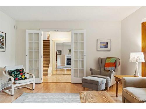 119 Oakside Place Sw, Calgary, AB - Indoor Photo Showing Living Room