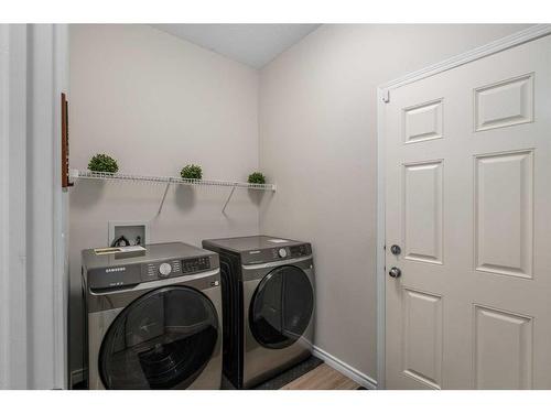 189 Cranfield Manor Se, Calgary, AB - Indoor Photo Showing Laundry Room