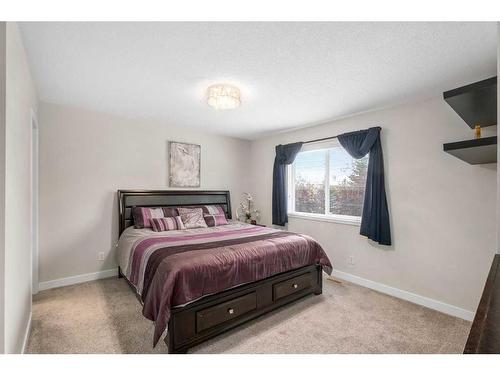 189 Cranfield Manor Se, Calgary, AB - Indoor Photo Showing Bedroom