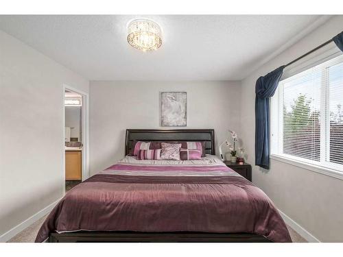 189 Cranfield Manor Se, Calgary, AB - Indoor Photo Showing Bedroom