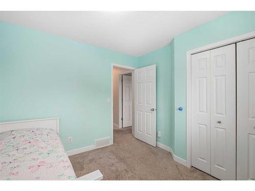 189 Cranfield Manor Se, Calgary, AB - Indoor Photo Showing Bedroom