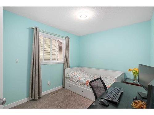 189 Cranfield Manor Se, Calgary, AB - Indoor Photo Showing Bedroom